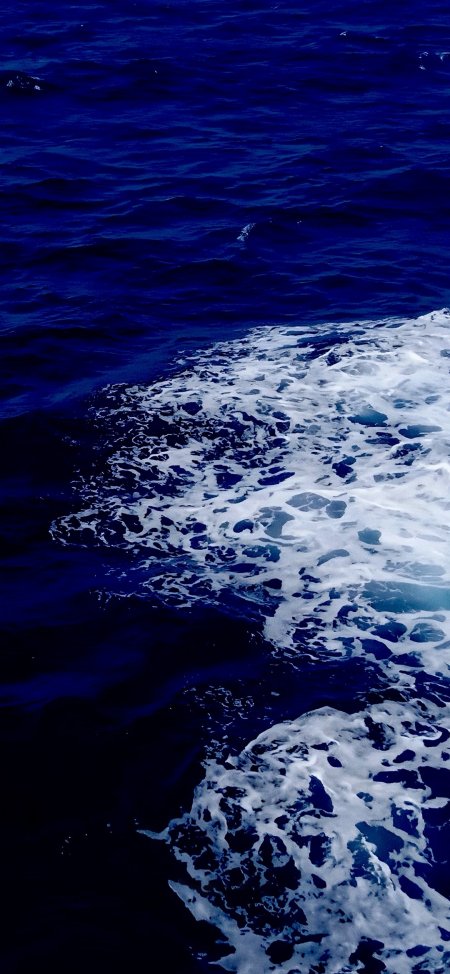 深蓝海面浪花翻涌白沫交织暗蓝自然风景手机壁纸
