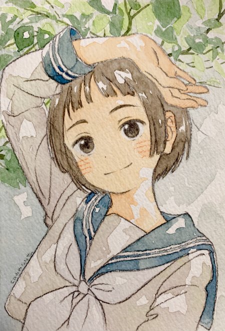 水彩风格短发少女穿水手服微笑绿叶背景蓝白清新动漫手机壁纸