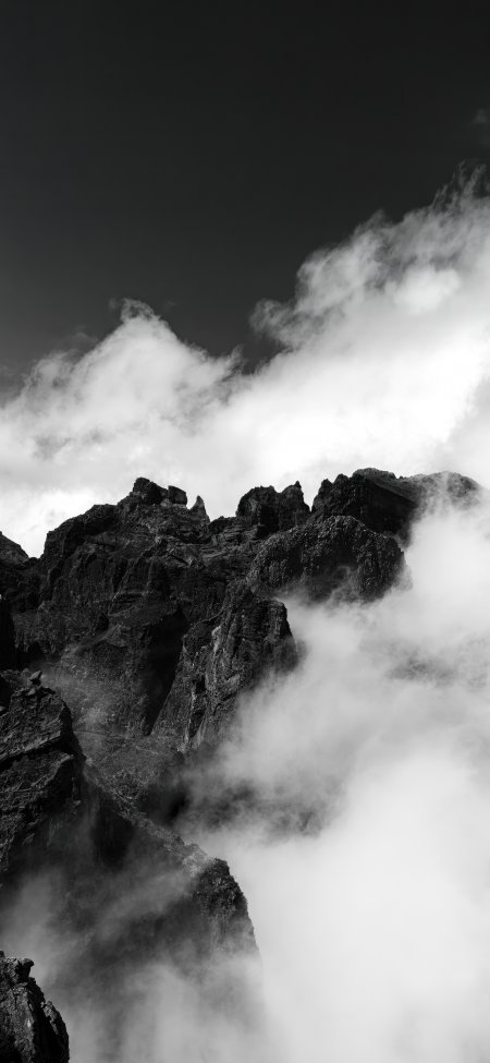巍峨山峰云雾缭绕黑白高对比自然风景手机壁纸
