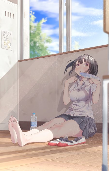 校园窗边短发少女手持扇子赤脚坐地暖光动漫手机壁纸