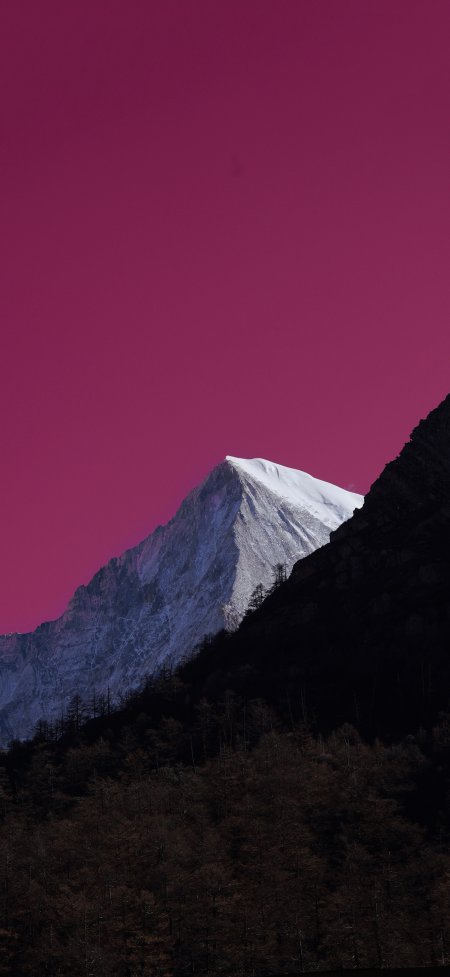 雪山巍峨雪顶嶙峋紫红天空暗调风景手机壁纸