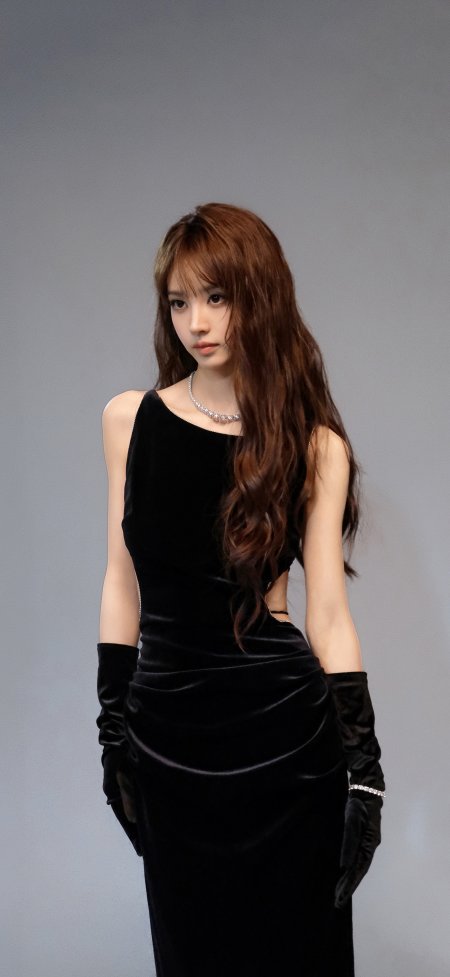 长发棕红少女黑丝绒礼服配钻链手套灰调人物摄影手机壁纸