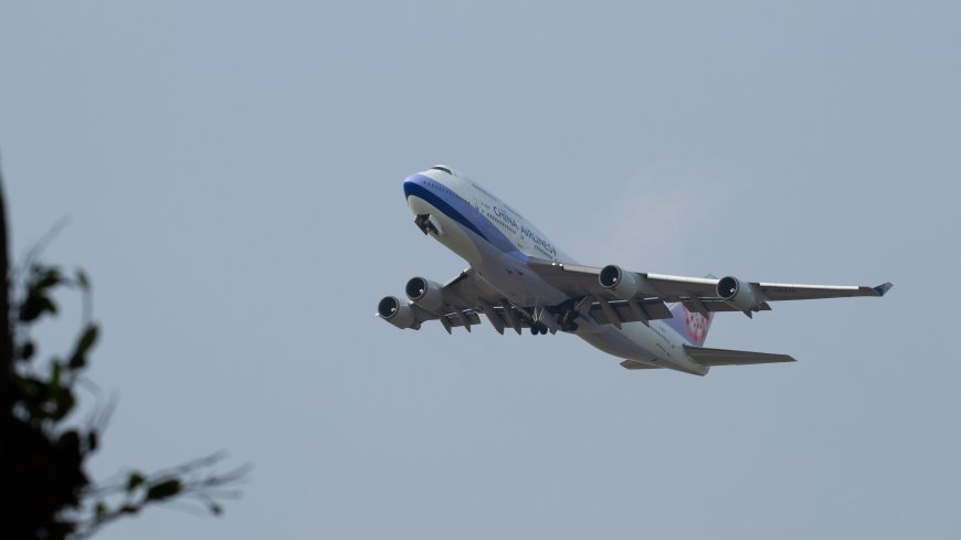 中华航空波音747客机蓝白涂装飞行中灰蓝天空航空摄影电脑壁纸