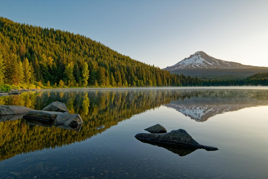 火山雪峰倒映湖面晨雾缭绕蓝绿自然风景电脑壁纸