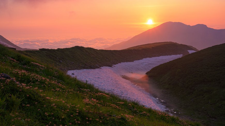高山雪谷日出云海粉橙风景电脑壁纸