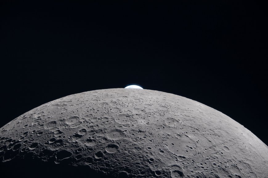 月球表面陨石坑密布地球悬于地平线暗黑太空科幻电脑壁纸