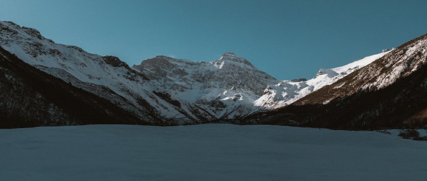 雪山巍峨冰湖倒影蓝白冷调自然风景电脑壁纸