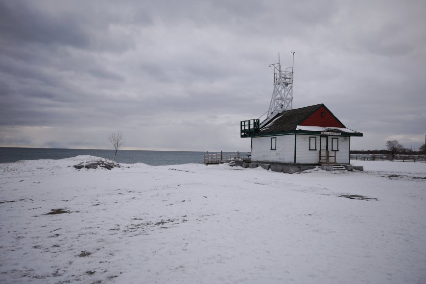 雪地海边白色灯塔小屋灰蓝阴云风景电脑壁纸