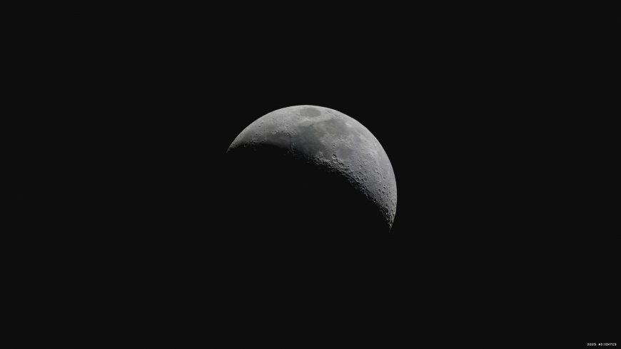 月球半影清晰环形山细节暗黑太空科幻电脑壁纸