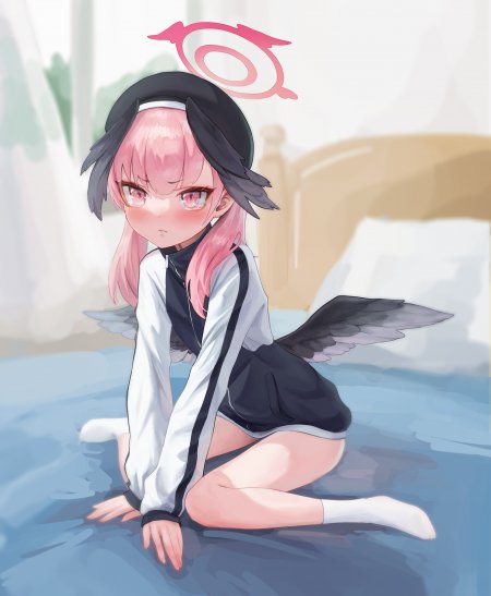 碧蓝档案下江户川樱粉发黑翼少女跪坐蓝调动漫手机壁纸