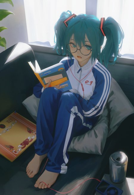 初音未来蓝发双马尾戴眼镜穿蓝白运动服坐沙发看书动漫手机壁纸