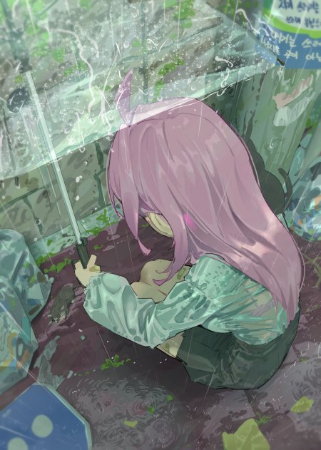 粉发少女雨中撑伞低头蹲坐青绿朦胧动漫手机壁纸