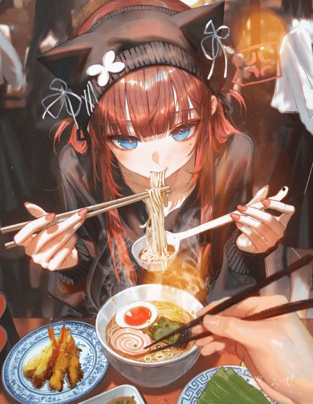 动漫少女吃拉面红发蓝眼猫耳帽暖橙美食场景手机壁纸