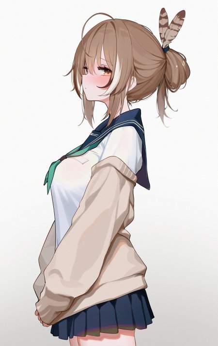 动漫少女棕发羽饰水手服侧身微笑粉白唯美动漫手机壁纸