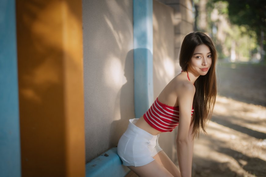 长发美女红白条纹吊带上衣白色短裤暖金人物摄影电脑壁纸