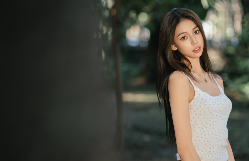 长发美女白蕾丝吊带林间光影暖调人物摄影电脑壁纸