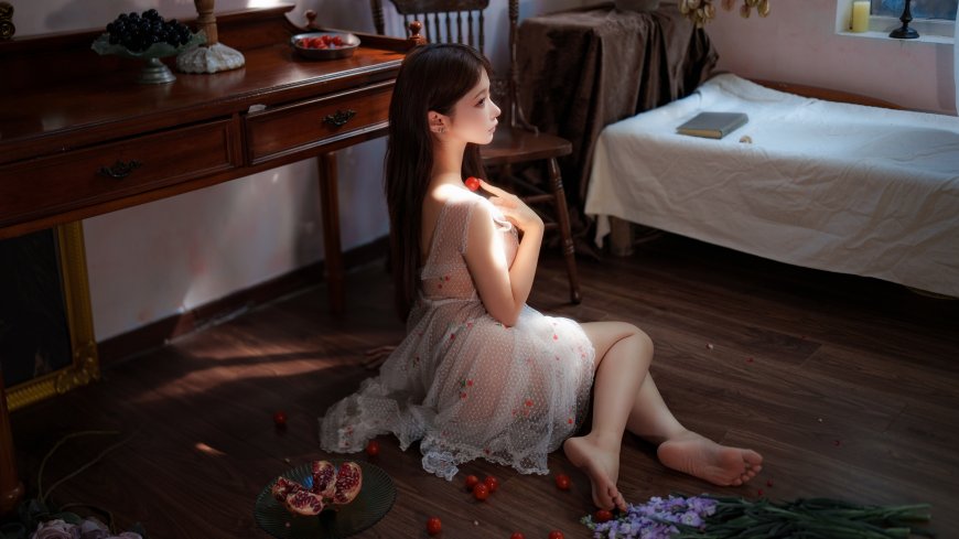 长发少女白纱裙坐地捧樱桃暖光人物摄影电脑壁纸