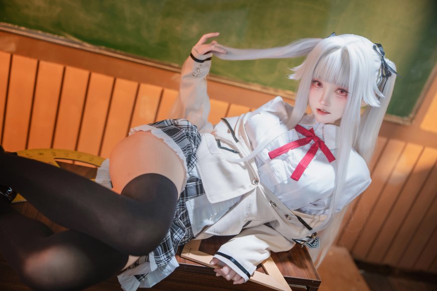 银发双马尾少女白衬衫红领结格裙黑丝教室写真创意电脑壁纸