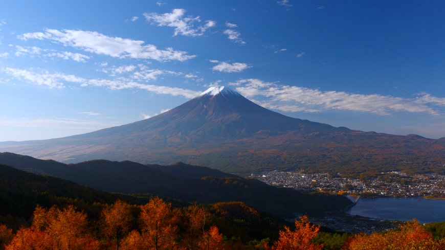 富士山雪顶秋林湖畔蓝白风景电脑壁纸