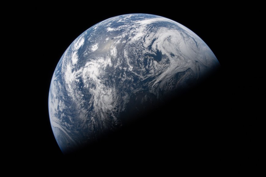地球蓝白云层壮丽太空科幻电脑壁纸