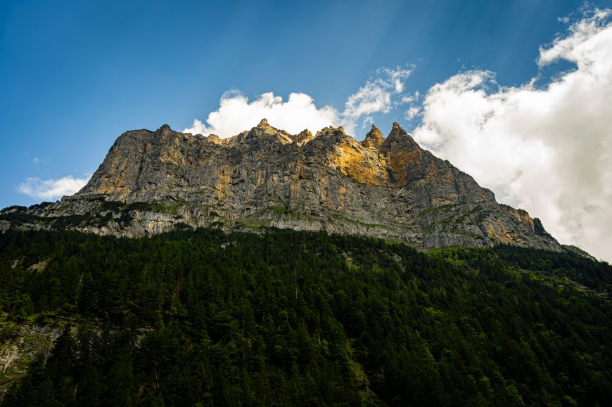 阿尔卑斯山峰巍峨耸立金阳照耀蓝白风景电脑壁纸