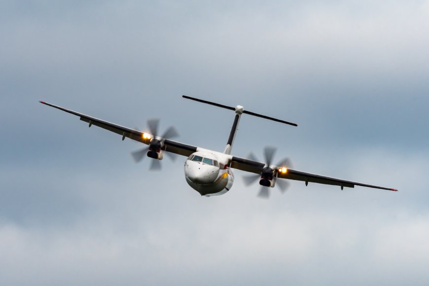 ATR42双螺旋桨支线客机灰蓝天空飞行姿态灰蓝军事科技创意电脑壁纸
