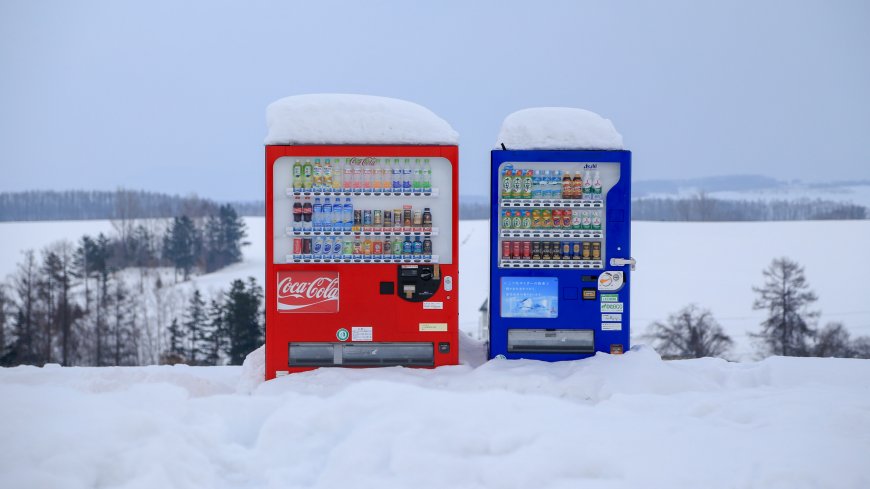 雪地红蓝自动售货机矗立冬景白蓝自然景观电脑壁纸
