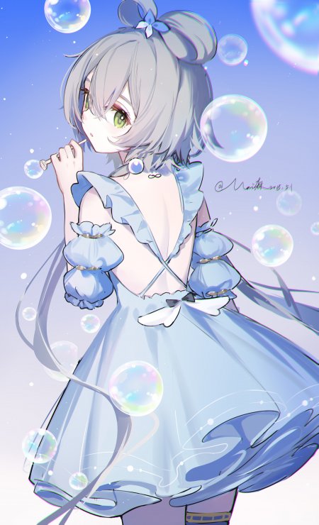 银发绿眸少女吹泡泡蓝白梦幻动漫手机壁纸