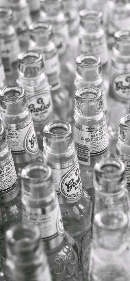 玻璃啤酒瓶特写排列黑白静物特写创意手机壁纸