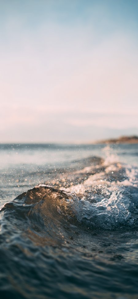 海浪翻涌水花飞溅蓝白渐变自然风景手机壁纸