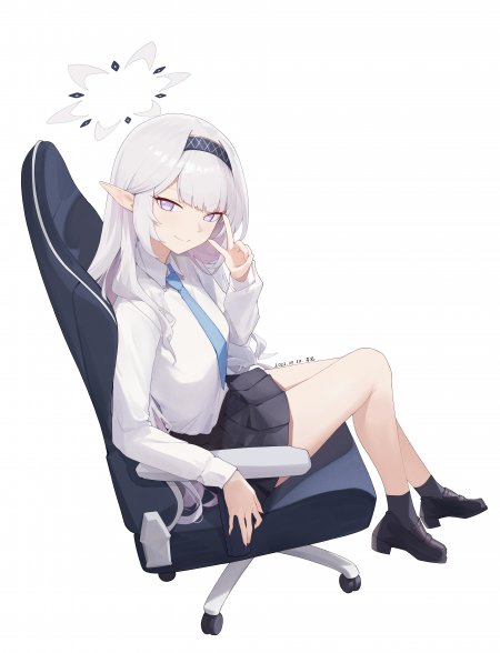 银发精灵耳少女白衬衫蓝领带黑裙坐电竞椅紫眸微笑动漫手机壁纸