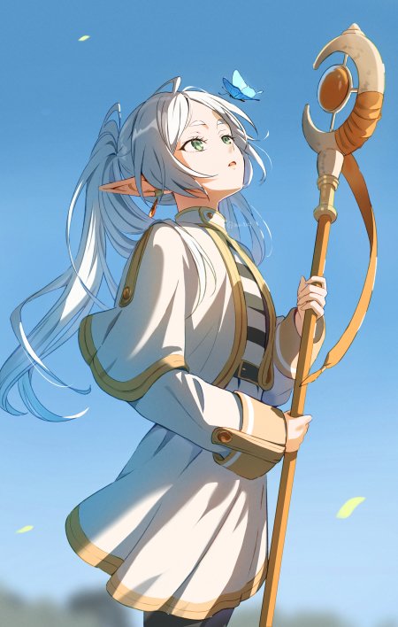 银发精灵少女持法杖仰望蓝天蓝白动漫手机壁纸
