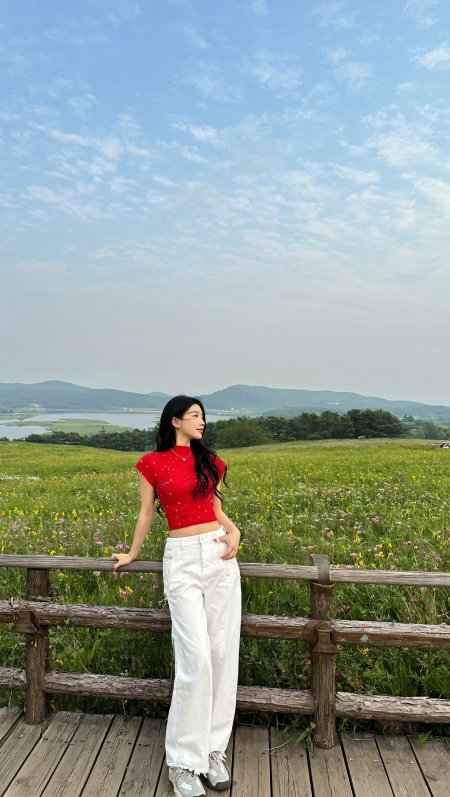 长发黑发红衣白裤美女倚栏远眺蓝白清新女神手机壁纸