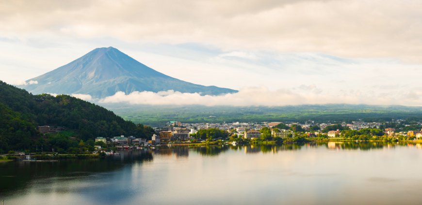 富士山湖畔小镇云雾缭绕蓝绿自然风景电脑壁纸