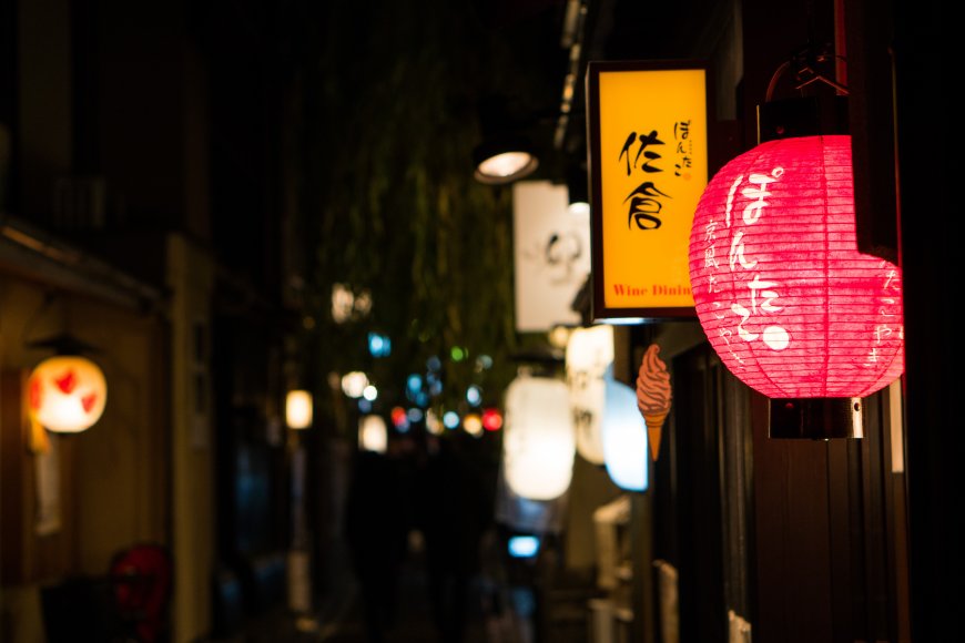 京都夜晚小巷红灯笼暖黄人文风土创意电脑壁纸