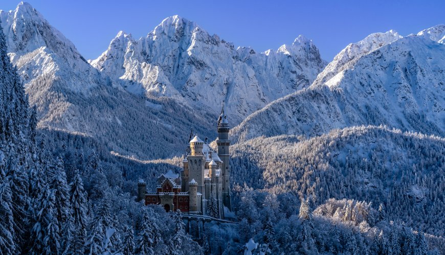 新天鹅堡雪景巍峨雪山环绕蓝白风景电脑壁纸