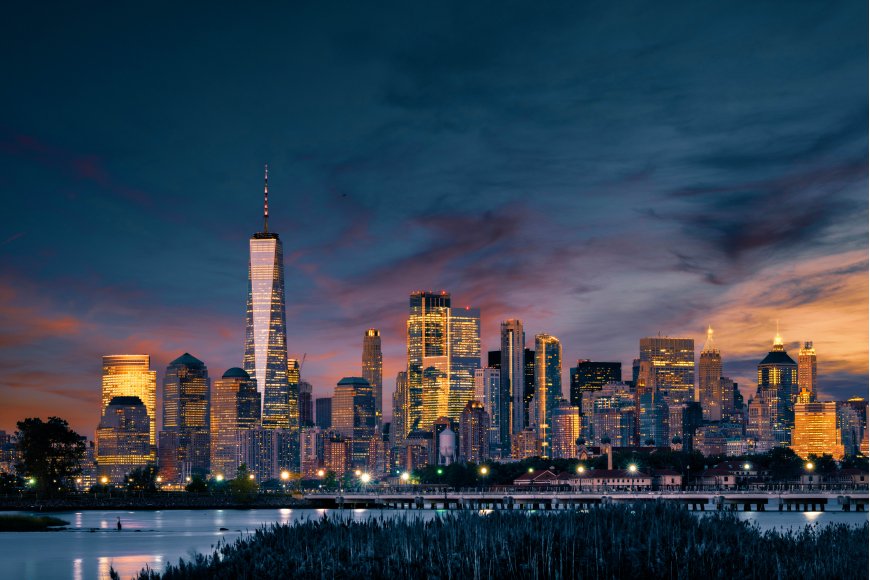 纽约曼哈顿天际线夜景灯光璀璨蓝紫城市建筑电脑壁纸