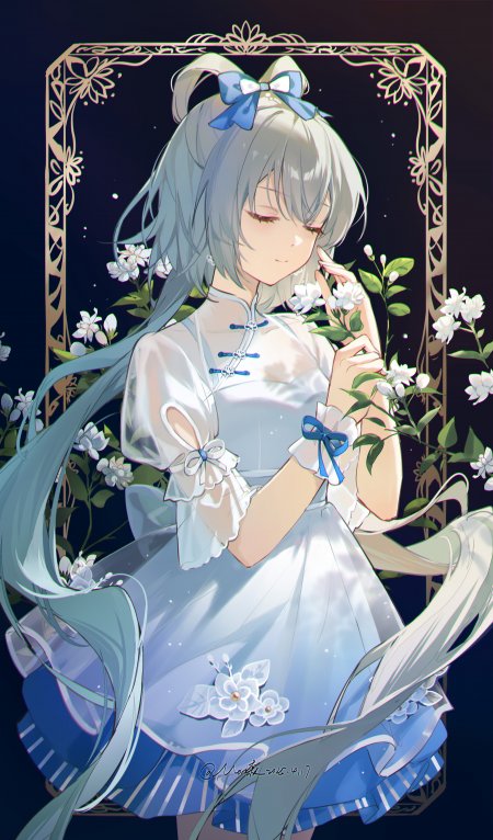 初音未来蓝白旗袍少女持花闭眼梦幻蓝紫动漫手机壁纸