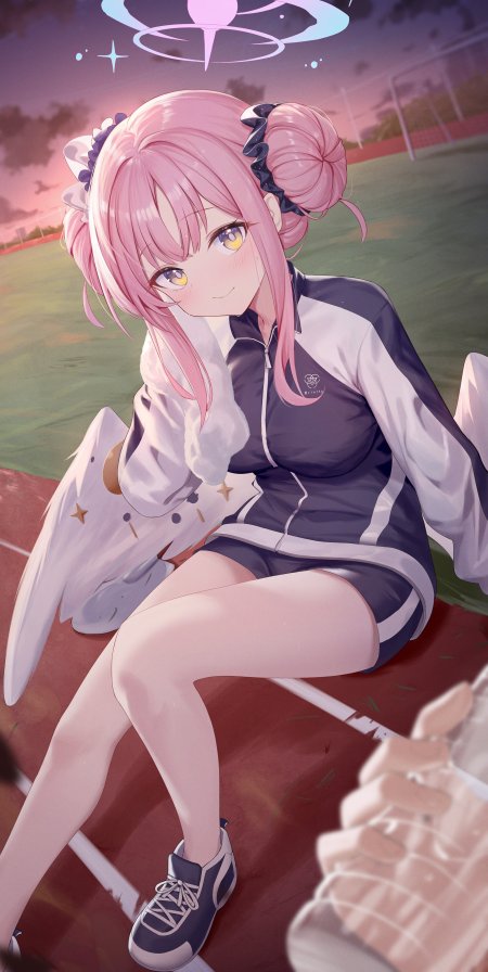 粉色双马尾少女运动服坐姿微笑粉紫动漫手机壁纸