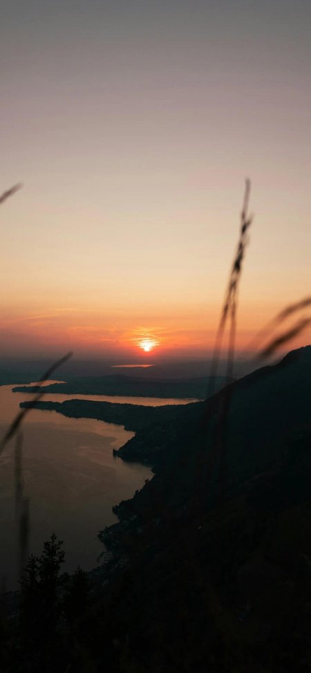 湖畔山峦日落余晖橙紫渐变风景手机壁纸