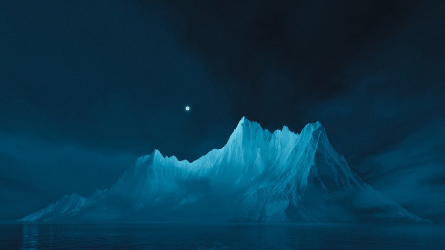 冰山巍峨矗立月光映照幽蓝自然风景电脑壁纸