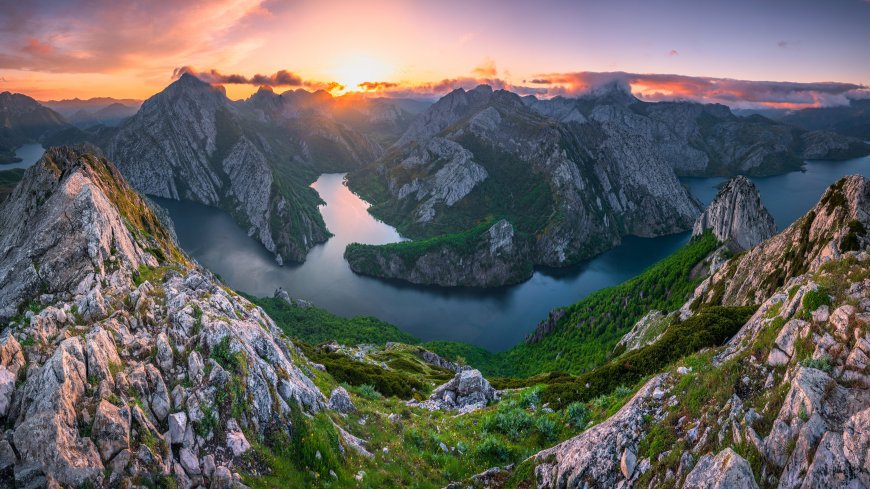 壮丽山峦环抱碧湖日落余晖橙紫自然风景电脑壁纸