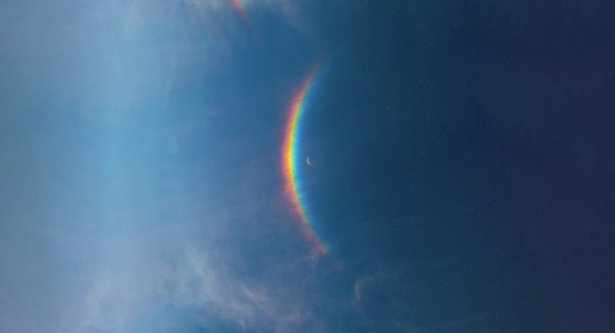 彩虹弧光环绕新月星尘深蓝太空科幻电脑壁纸