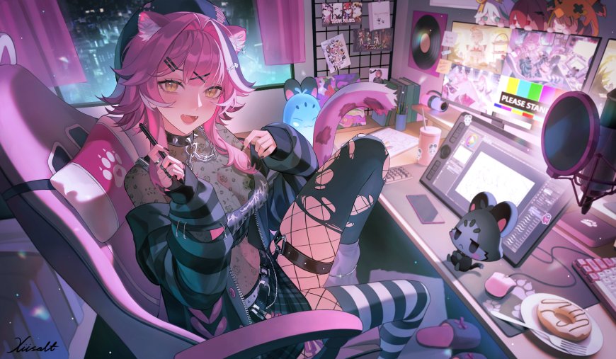 粉发猫耳少女坐电竞椅持笔微笑紫粉动漫电脑壁纸