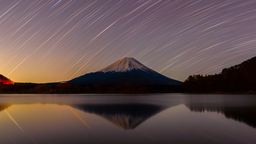 富士山雪顶倒影湖面星轨划夜紫金风景电脑壁纸