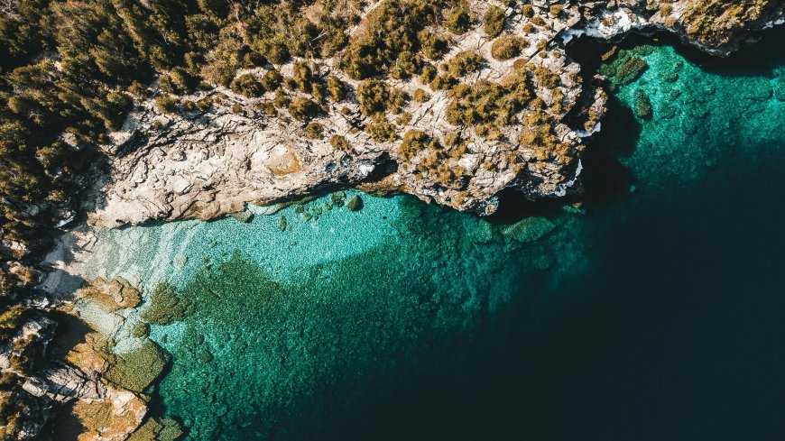海岸悬崖绿植覆盖碧蓝海水清澈见底自然风景电脑壁纸