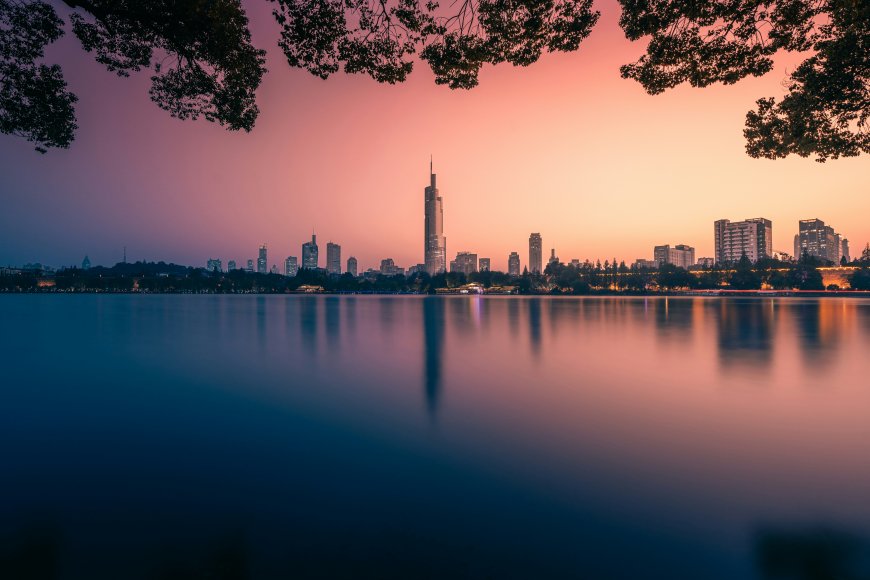 南京紫峰大厦湖畔倒影粉紫渐变城市建筑电脑壁纸