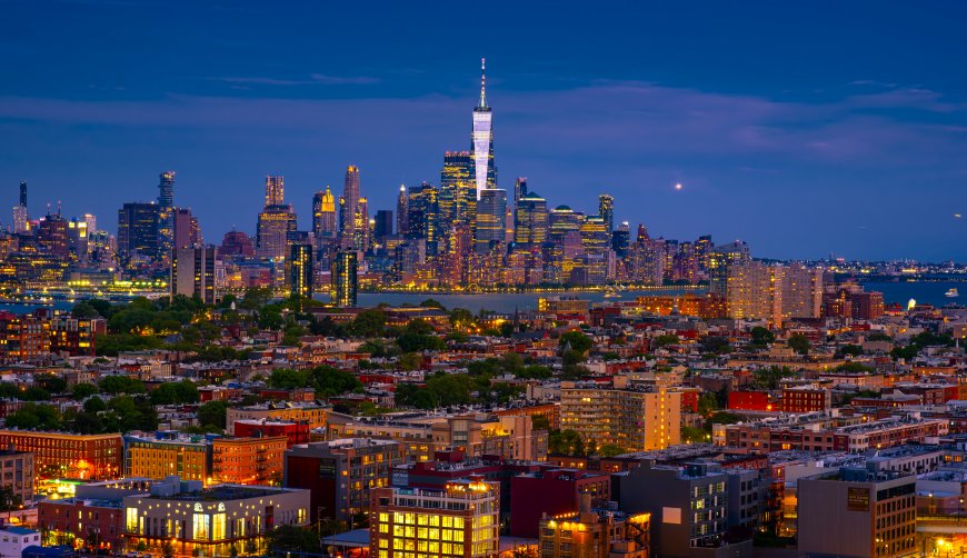 纽约曼哈顿天际线夜景灯火辉煌蓝紫城市建筑电脑壁纸