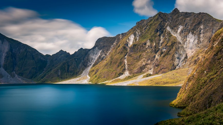 皮纳图博火山湖碧蓝静谧山峦层叠蓝白风景电脑壁纸