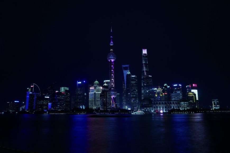 上海陆家嘴夜景东方明珠塔璀璨蓝紫城市建筑电脑壁纸